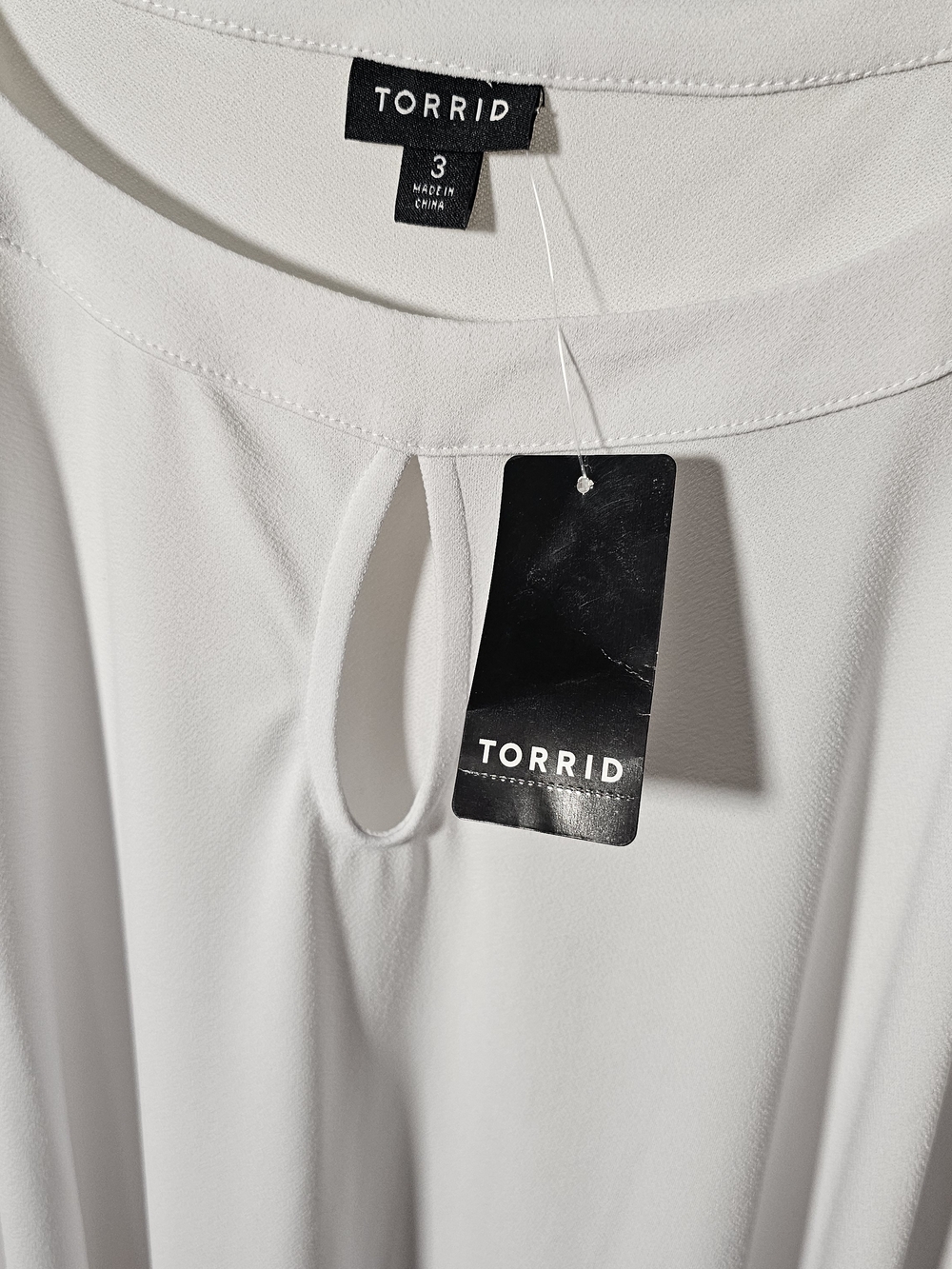 TORRID Size 3 NWT White Lace Sleeve Keyhole Top - Picture 5 of 9